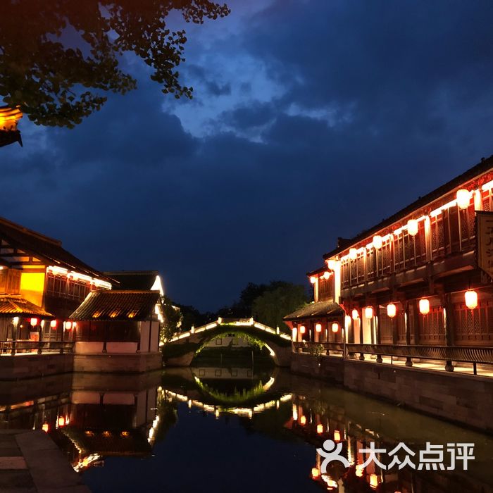 鲁镇  