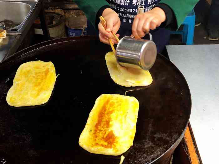 皖北名吃火烧饼灌鸡蛋-"晚上吃完晚饭来摊子上跟朋友一人买了一个鸡.