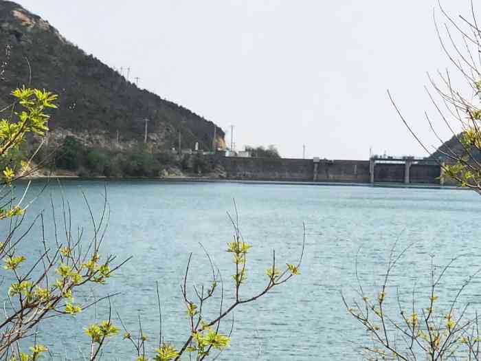 响潭水库"从京藏高速沿辅路进入南羊路,到达响潭水库.