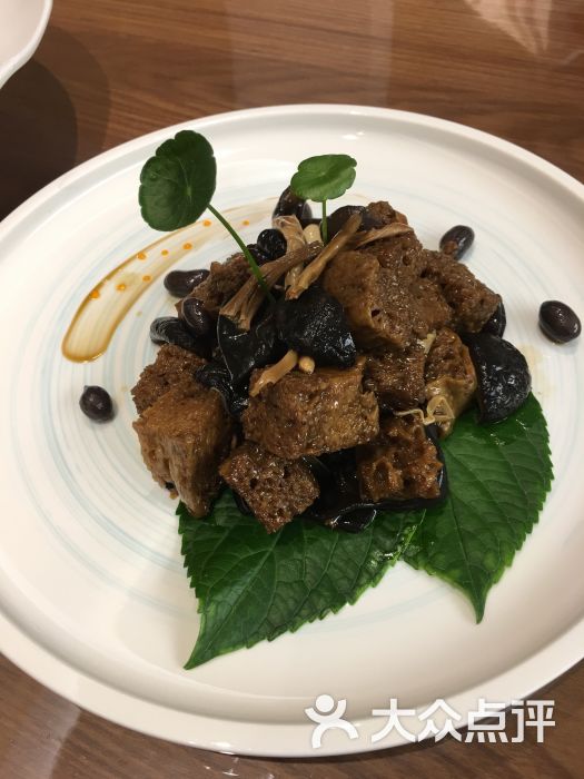 环境很棒,菜品很精致,工作人员服务很到位.-不