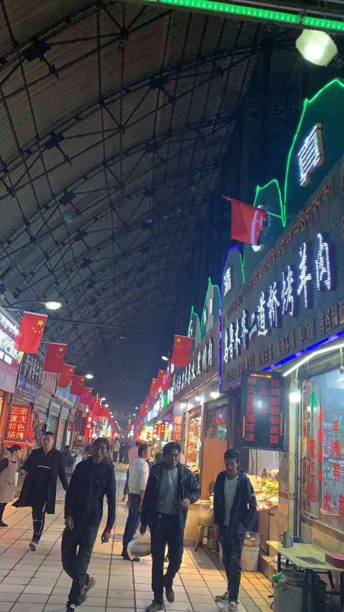 西藏天海夜市-"很接地气的一条夜市步行街,很多当地人晚上.