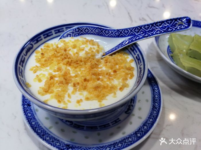 黄氏许牛奶甜品专家椰粒双皮奶图片