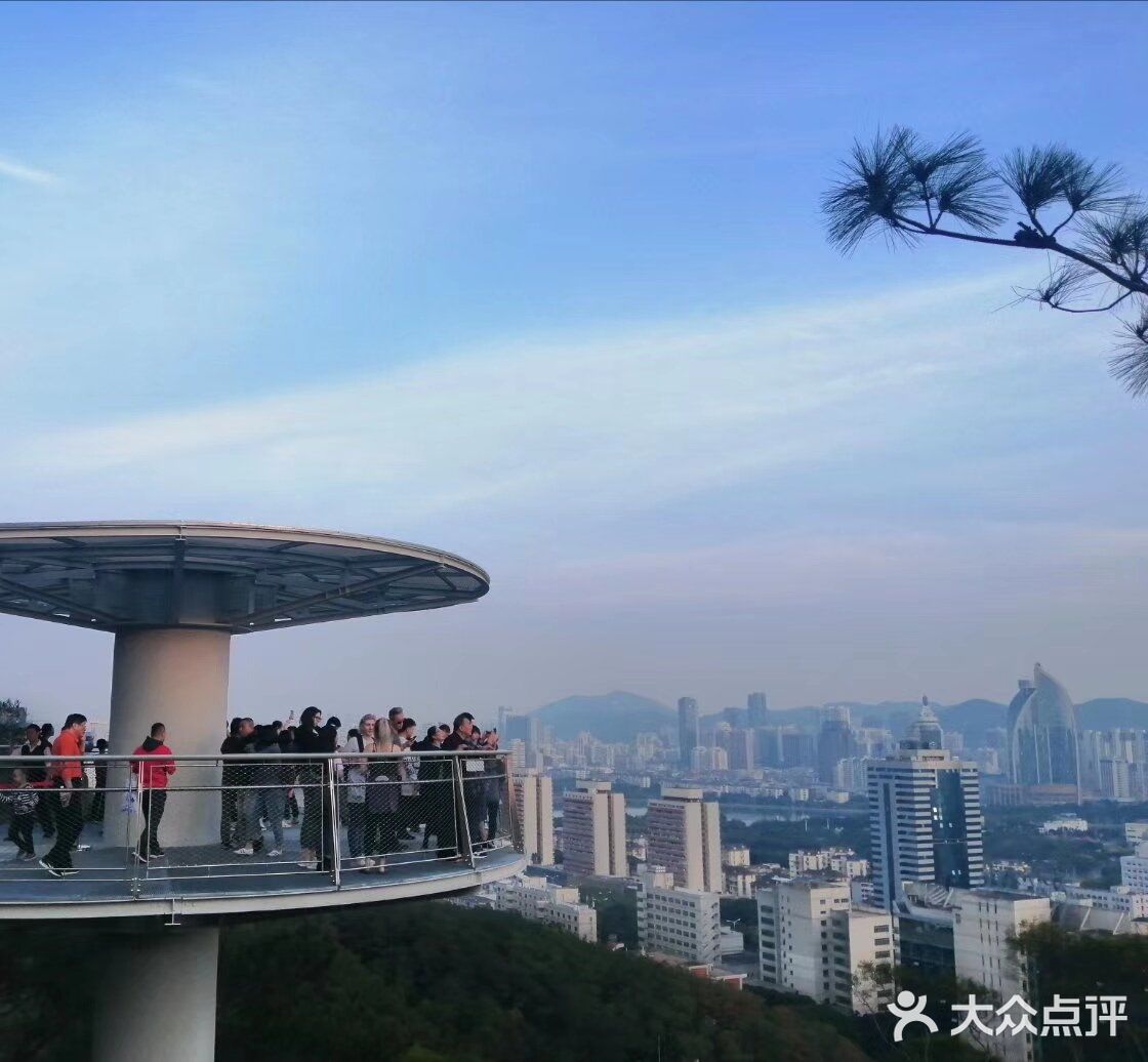 和福州的福道差不多也是镂空式的山城步道