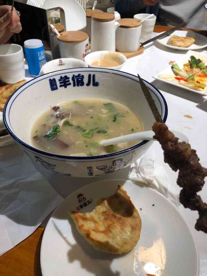品膳羊倌儿"这家羊肉汤馆,在新区塞纳春天对面,招牌很.