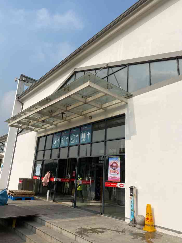 太白岛服务区停车场-