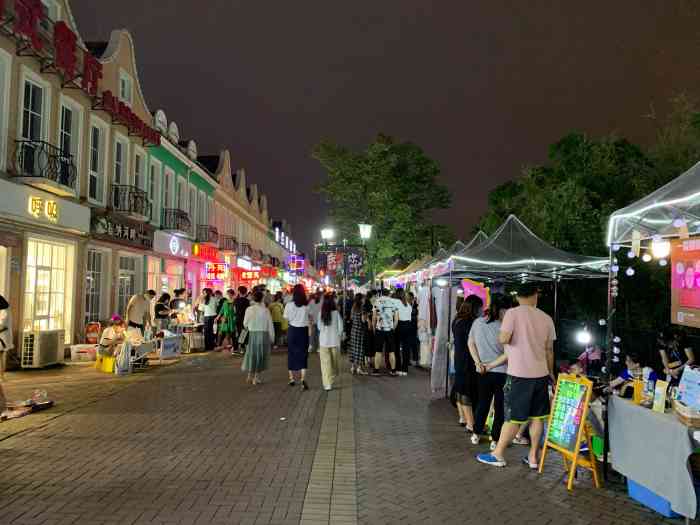 荷兰街夜市-"荷兰街夜市在整个南通的人气非常大,这里