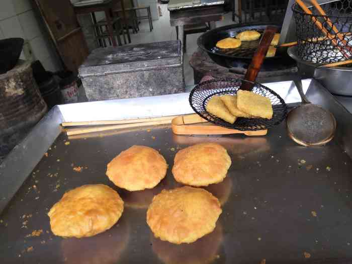 端荣烧饼-"端荣烧饼,在皮市街路口不远处,还有个竖着.