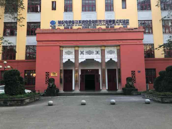 重大a区正门往里走一点,然后一直向右走就到了电气工程学院.