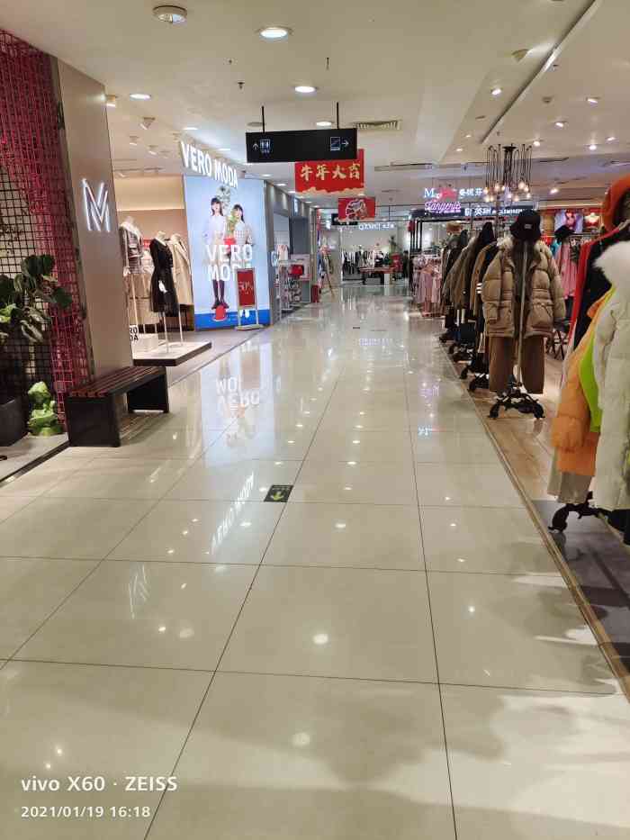 合胜百货商场-"坦洲合胜百货八周年店庆,这几天都是停