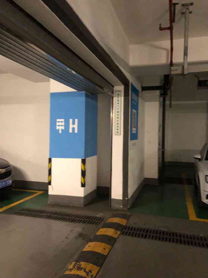 正大乐城地下停车库-"超级差的停车场,绕,转圈,地下停车库白黄.