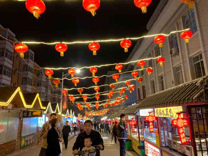 人生得意须尽欢 胡吃海塞需尽兴   店名:桥东小吃街 地址:张家口