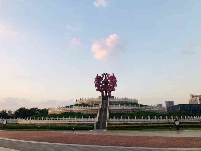 凤凰广场-"百家湖是江宁区的第一大湖,绕一圈要走好久.