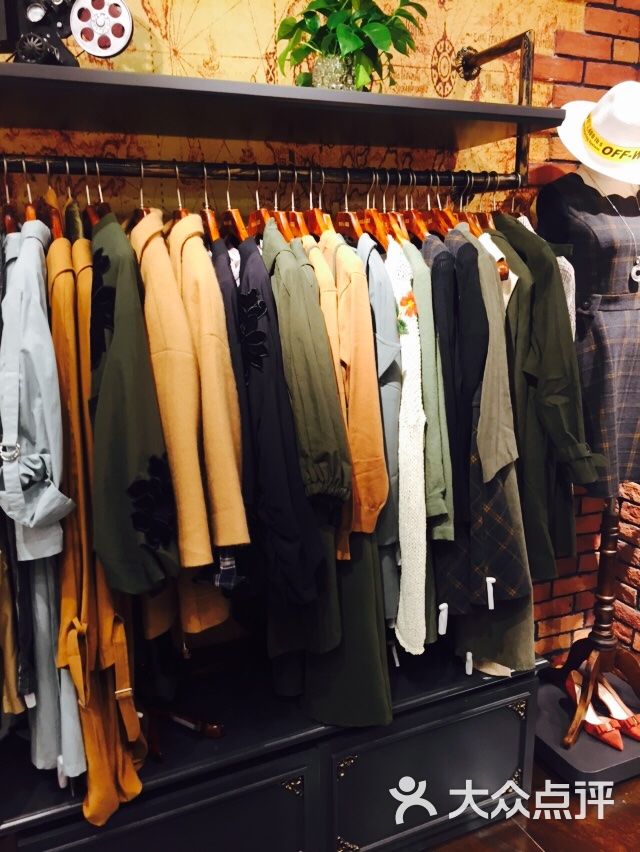 朵拉格格服装(中亭街店)店内环境图片 第4张