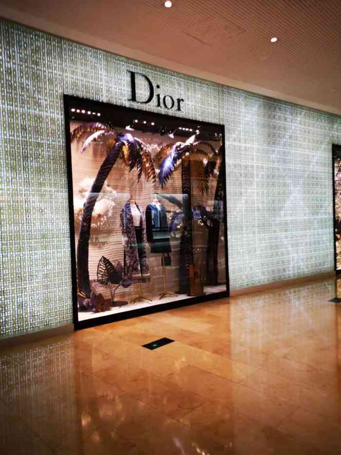 dior(太古汇店"跟朋友去逛街顺便逛了一下迪奥专柜,款式有.