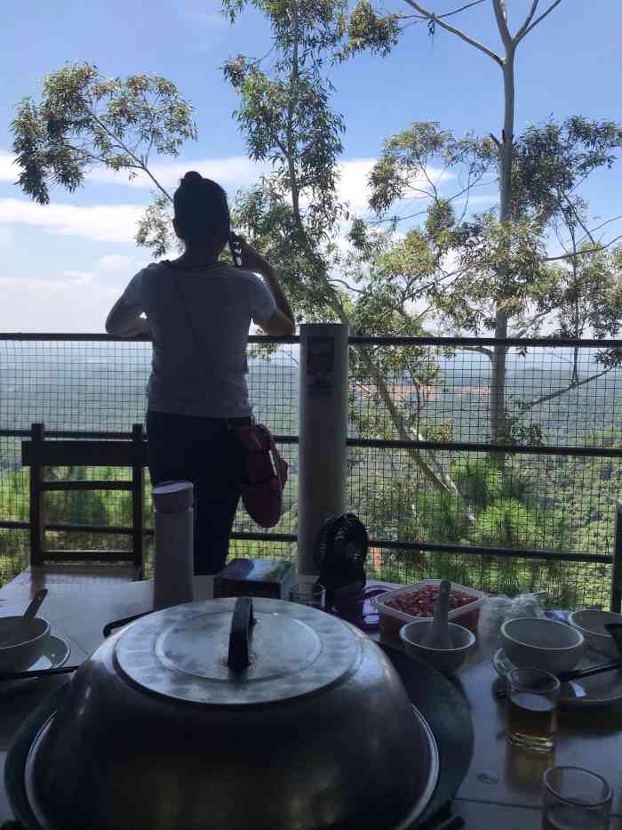 茶山天然居"位置在茶山顶风景超好,隔壁桌的炒鸡好香好.