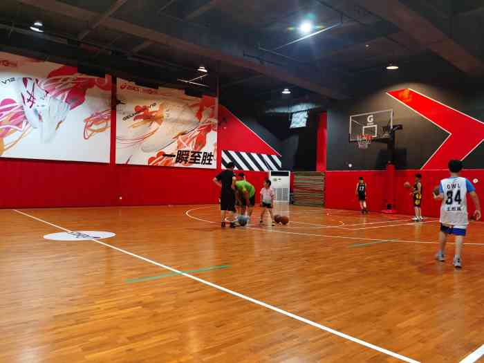 kc篮球公园(虹桥路店)-"尽显年轻活力的室内运动场所,人多时还会放.