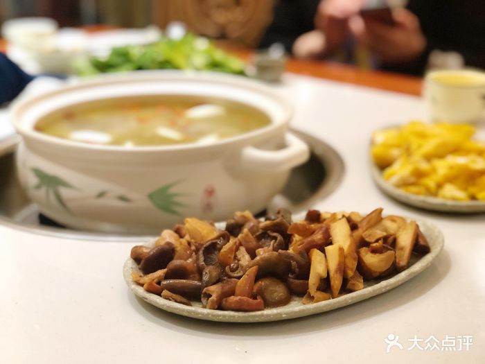 野生菌火锅野生菌图片