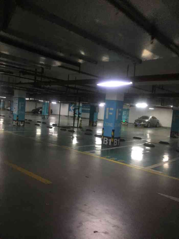 正大乐城停车场