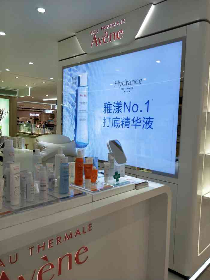 雅漾是法国的药妆品牌这家专柜在大东方百货的负一楼从地铁的通道口