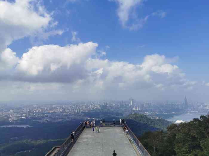 紫金山山顶公园-"我是一路爬上去的,所以没觉得冷. 看到.