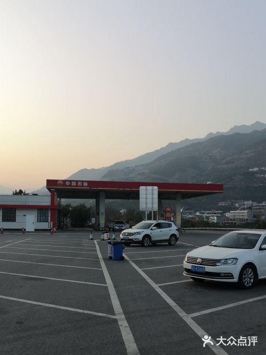 奉节服务区停车场图片