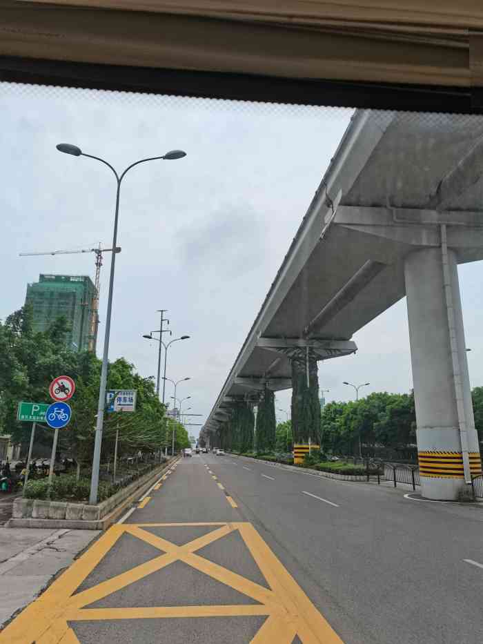 麻爪爪(龙湖u城店)-"001号线尖顶坡出来(背对轻轨站右边楼梯.