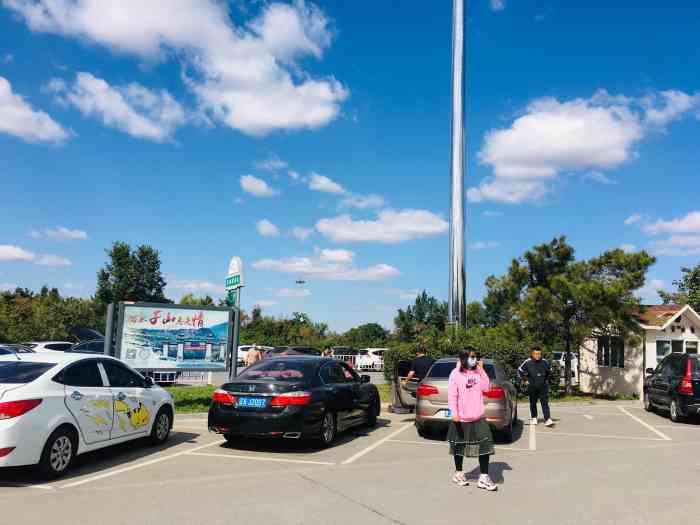 甘泉服务区停车场-"甘泉服务区位于辽宁省鞍山市下辖.