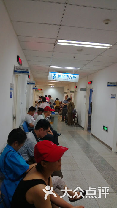 首都医科大学附属北京安贞医院楼道里等待的患者图片 - 第4张