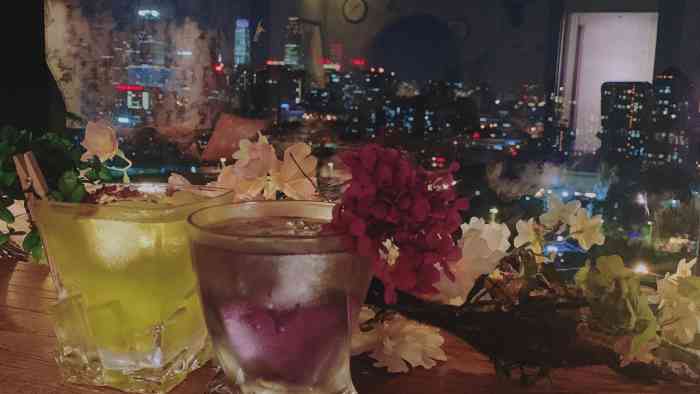 酒不醉人人自醉,周末的夜晚酒来陪