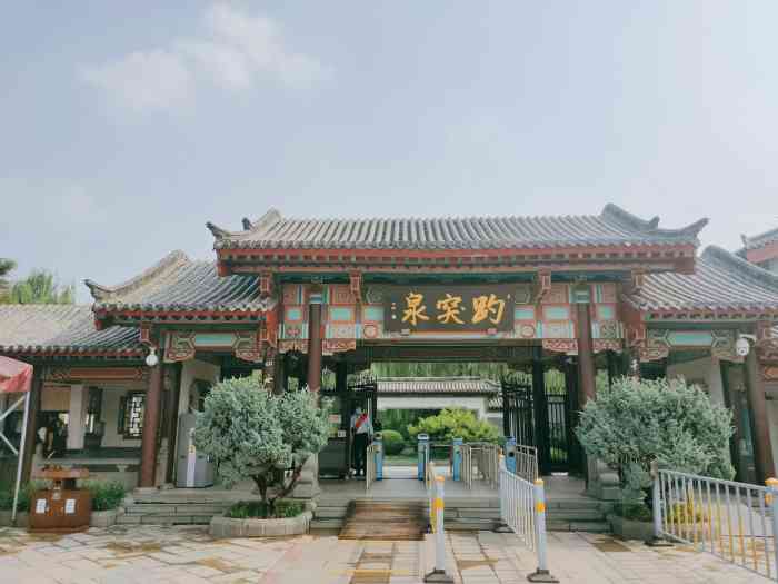 趵突泉景区-"泉城广场最西头就是趵突泉公园的东门.