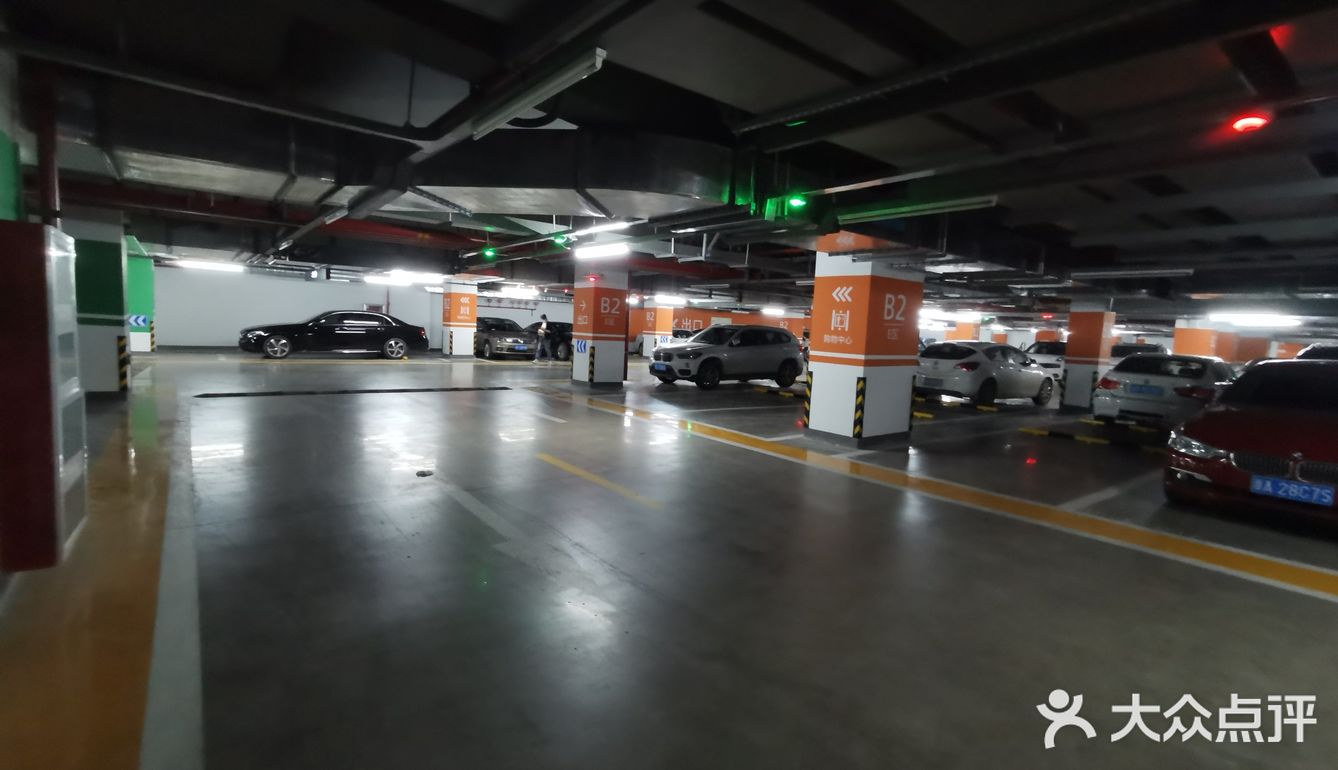 紫荆天街商场自带的地下停车场