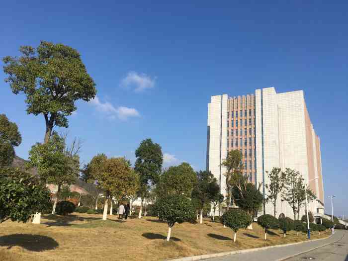 巢湖学院-"巢湖学院风景好,师资力量强,设备全面,应.