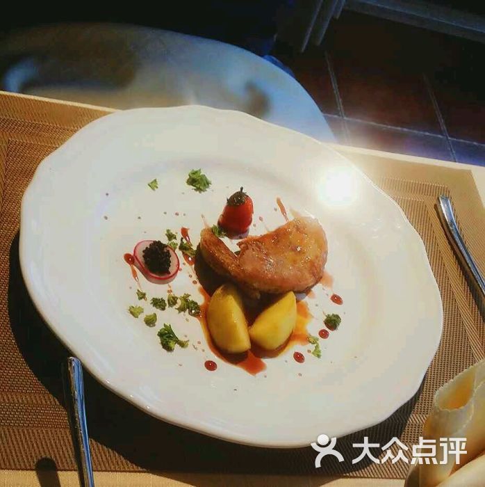 前菜:香煎鹅肝配焦糖苹果和鱼子酱