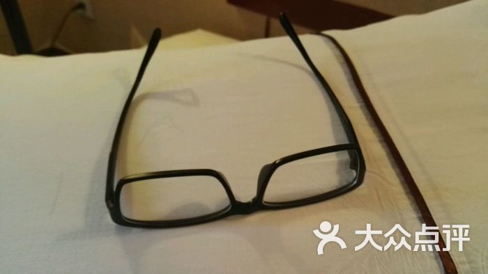 艾伦眼镜图片 - 第1张