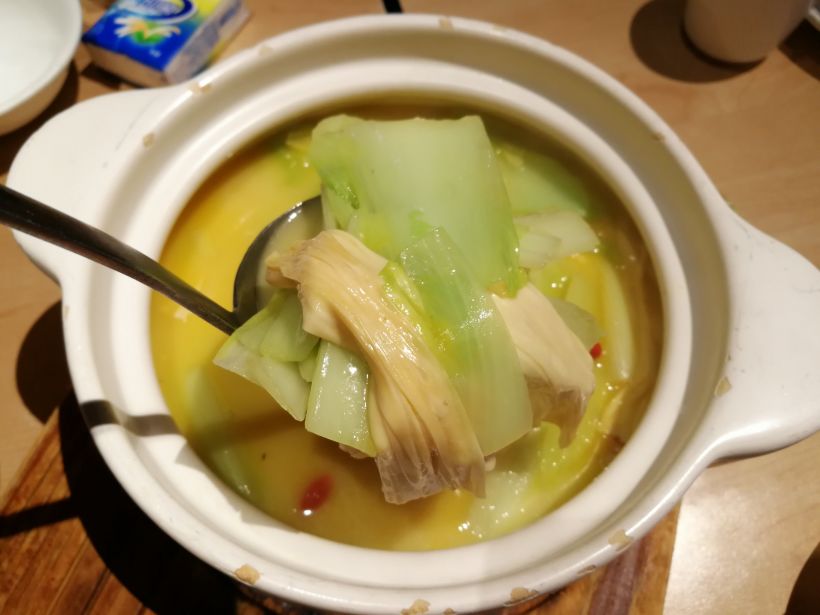 【鸡汤龙牙白菜】食材还是很丰富的,虽然都是素菜,但比较的解腻,而且