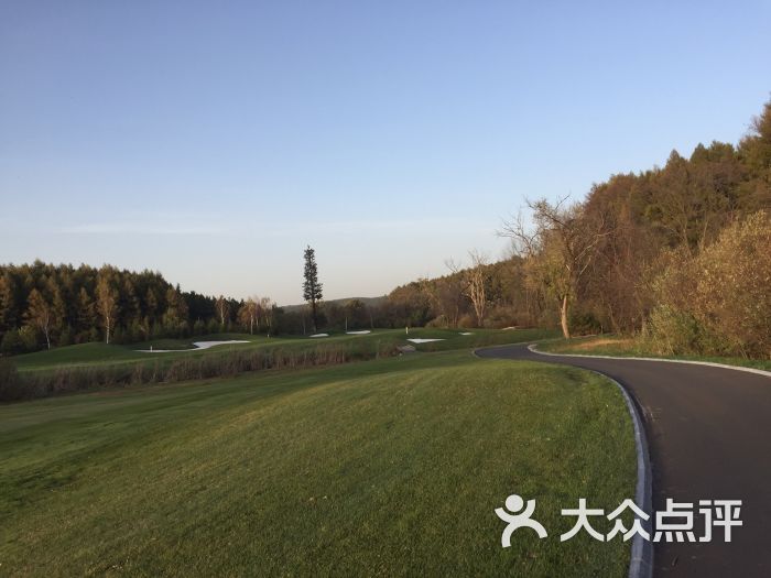 净月潭森林高尔夫球会高尔夫练习场停车场-图片-长春