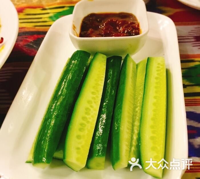 黄瓜沾酱