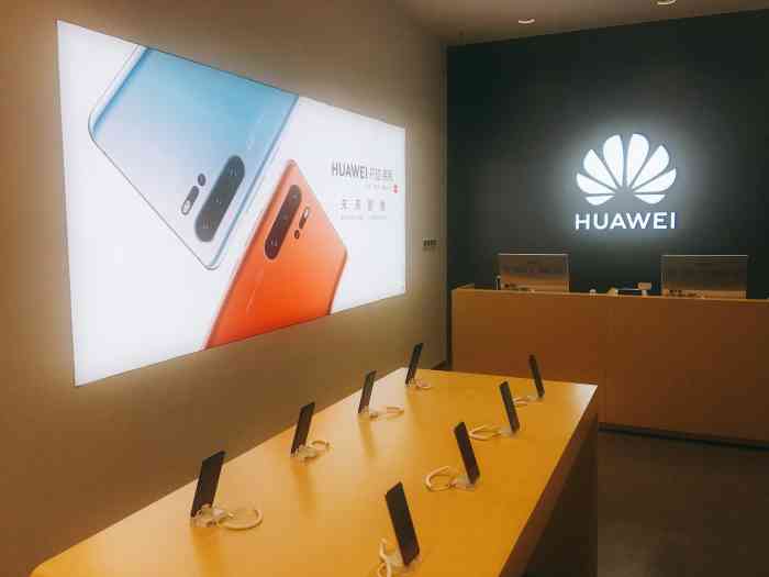 huawei(瑶海保利广场店"这店有个染黄色长发的女店员服务态度很差很