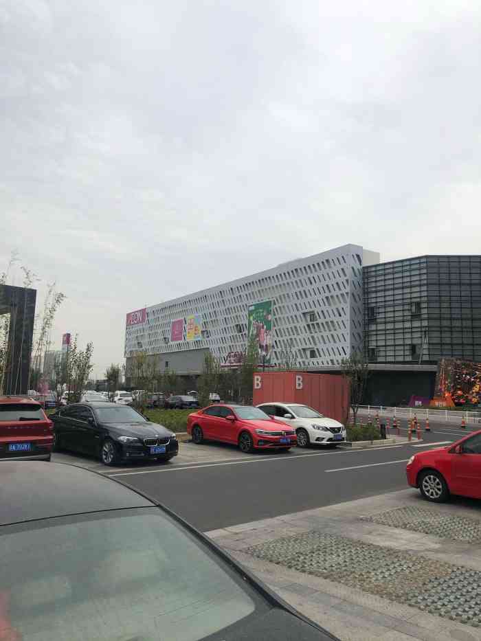常熟永旺梦乐城 地址位置很好,高架过去非常方便,商场停车场有三个