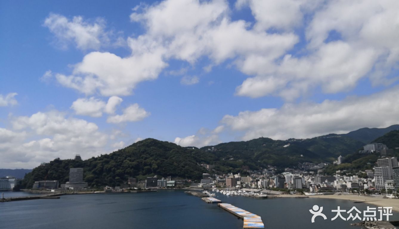 热海属于日本非常火爆的旅游景点～特别是一到夏季海边人