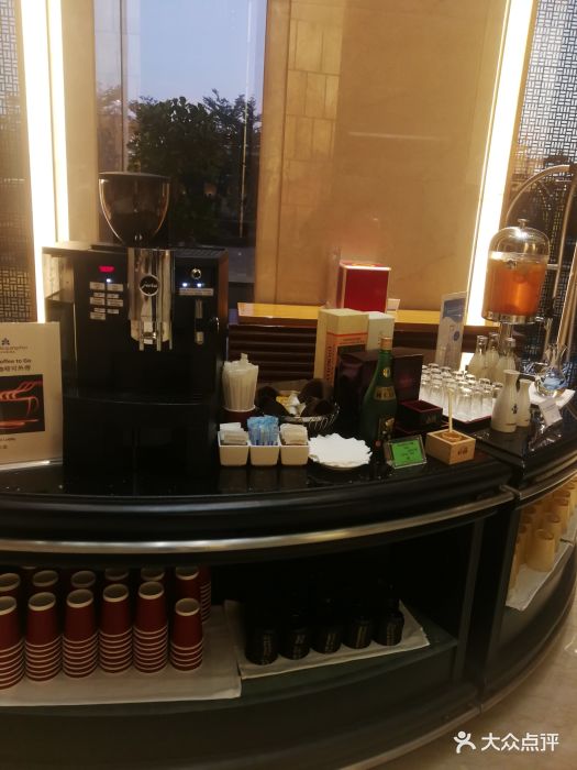 今天来搭机场快线,航班延误,先在酒店大堂.-广