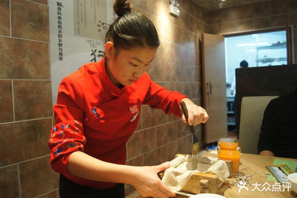 西贝莜面村(上海莘庄龙之梦店)服务员在分割豆腐图片 - 第8047张