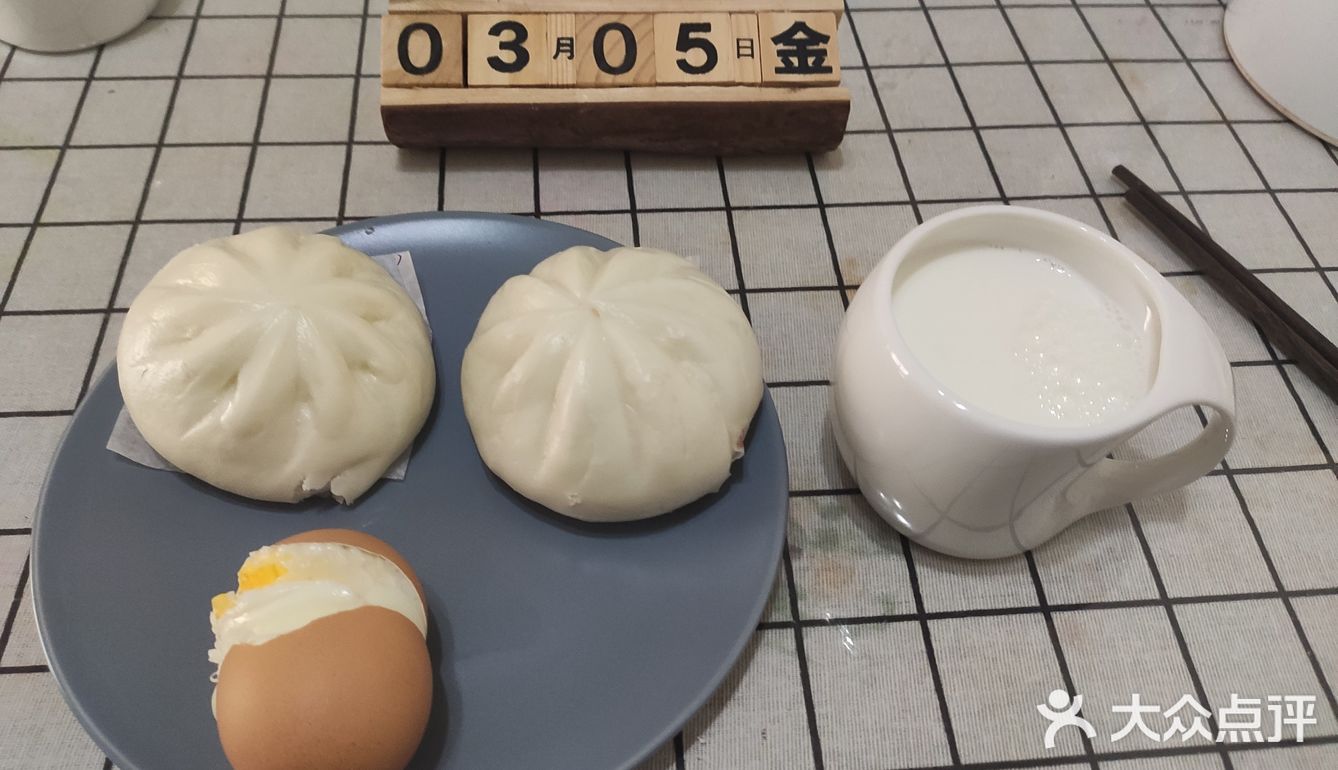 图1早饭两个包子一个鸡蛋一杯牛奶图2午饭