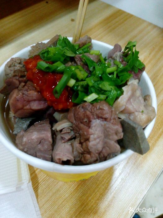 话说每个城市都有这样一条小吃街,名声在外.