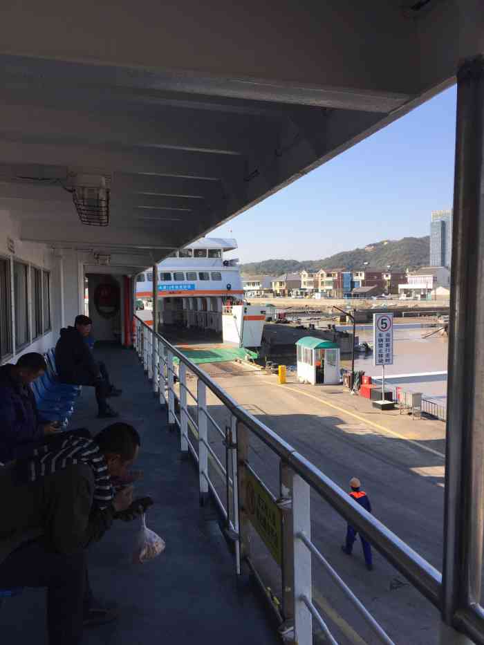 鸭蛋山海峡轮渡"鸭蛋山海峡轮渡是舟山离大陆宁波最近的一条.