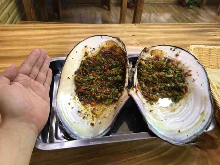 8090烤河蚌"和朋友一起在毕业之际来吃了最后一次,我们.