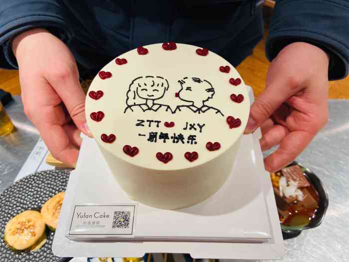 和男朋友恋爱一周年,想着买个小蛋糕庆祝一下.