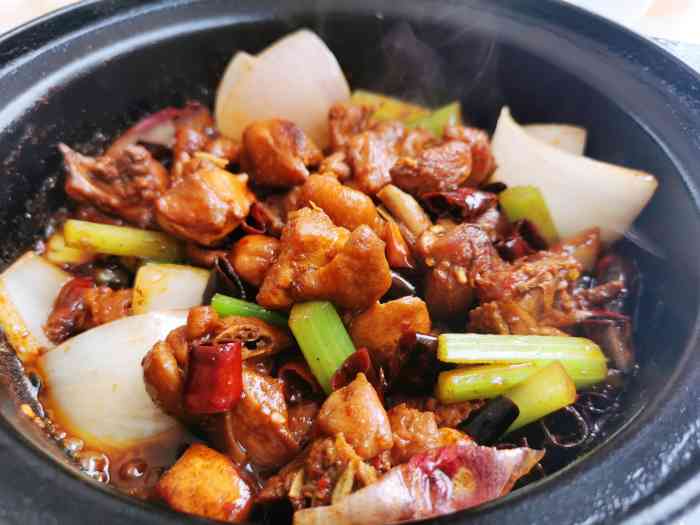 重庆鸡公煲-"要了一大份排骨煲,配菜点的土豆粉和白菜