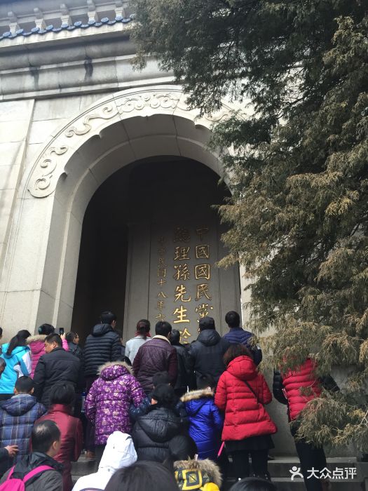 中山陵免费开放。春节时间去的就是人多的不