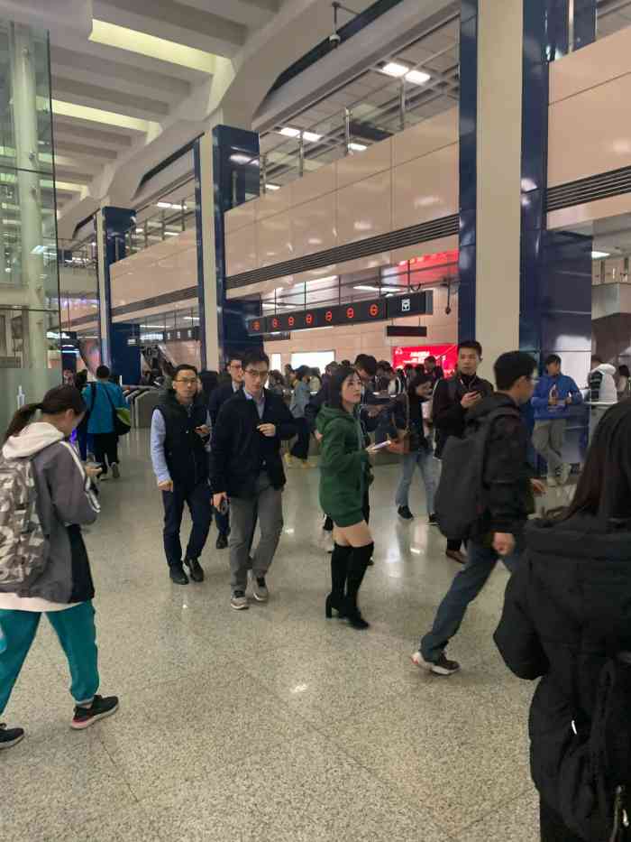 广州塔地铁站-"广州塔又名小蛮腰.坐落在珠江边上,已.